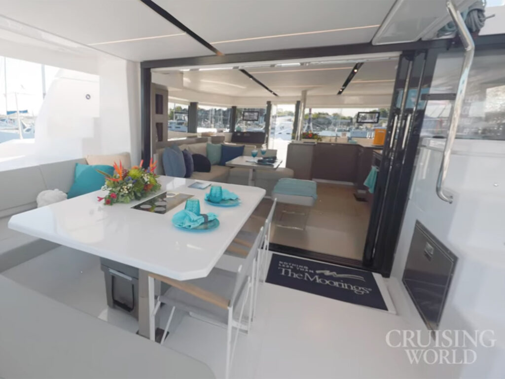 Moorings 5200 salon